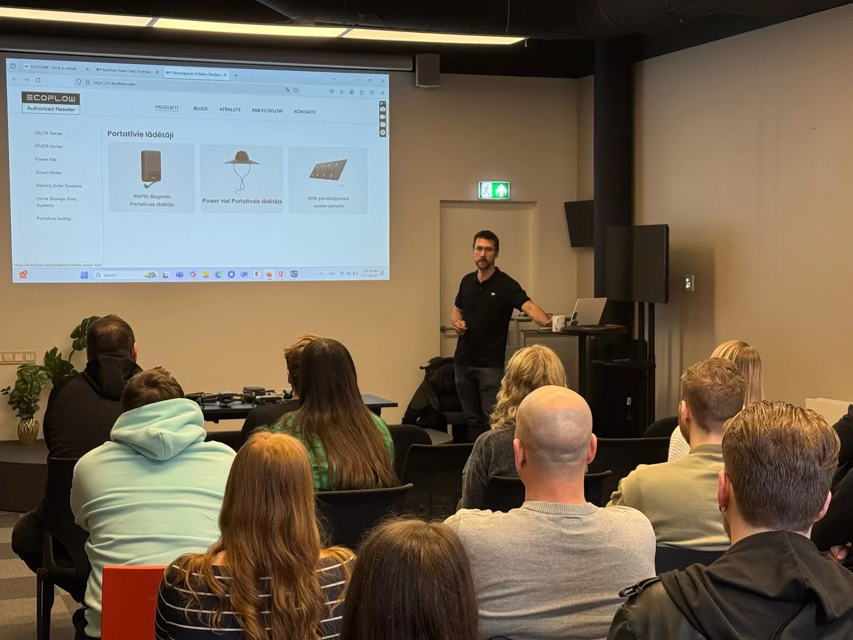 Instruktors klātienes nodarbībā